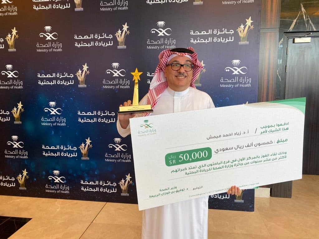 وزير الصحة يكرم مدير مركز أبحاث “سعود الطبية”
