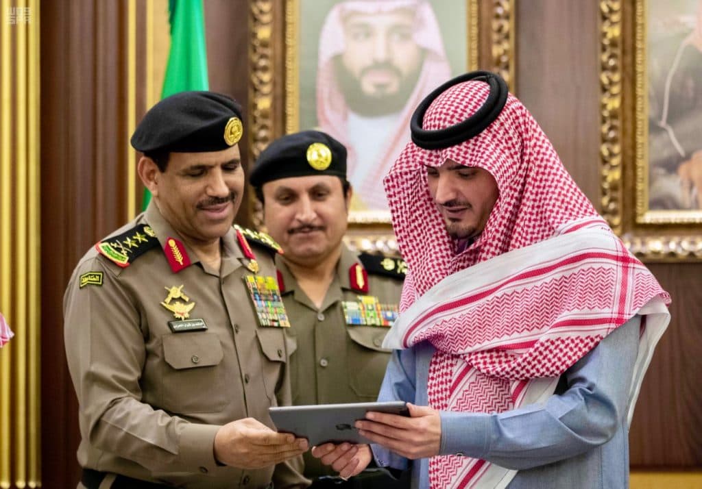 وزير الداخلية يدشن 13 خدمة إلكترونية في منصة (أبشر)