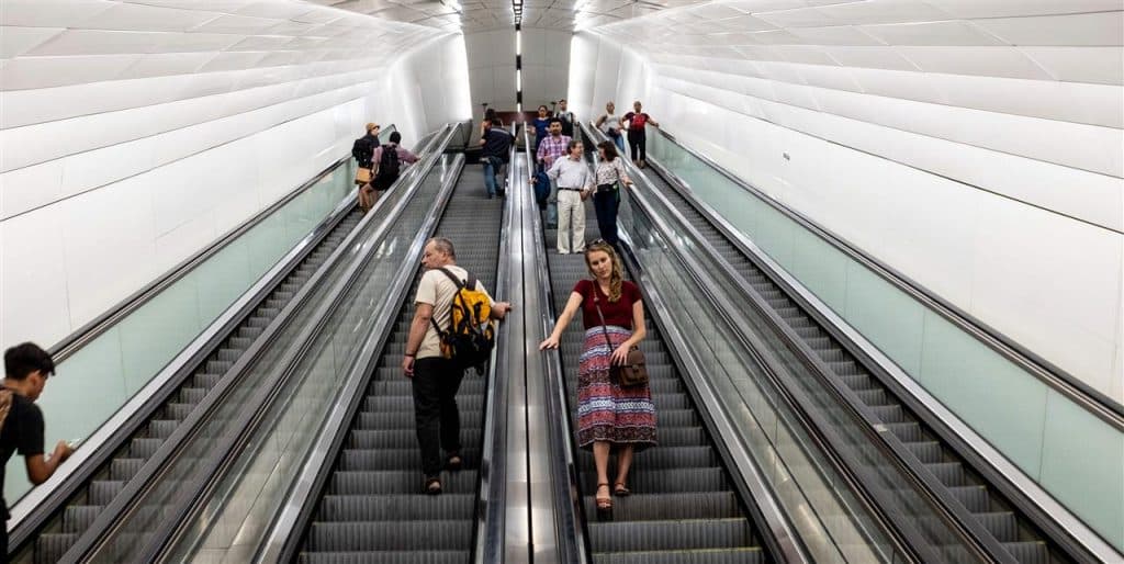 تعويض كندية بـ 15 ألف دولار بسبب سلم متحرك