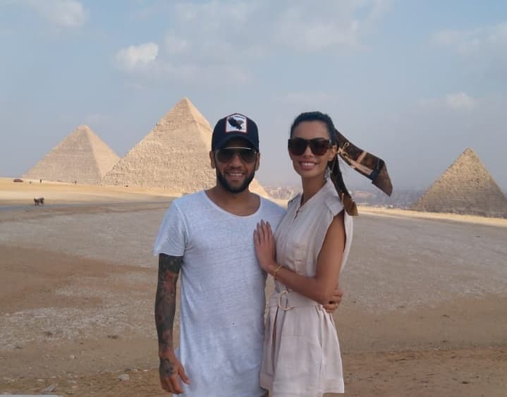 لقطات تذكارية للاعب البرازيلي داني ألفيس وزوجته عارضة الأزياء بين الآثار المصرية 
