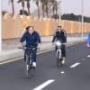 الرئيس المصري يقوم بجولة تفقدية بالدراجة بمدينة شرم الشيخ