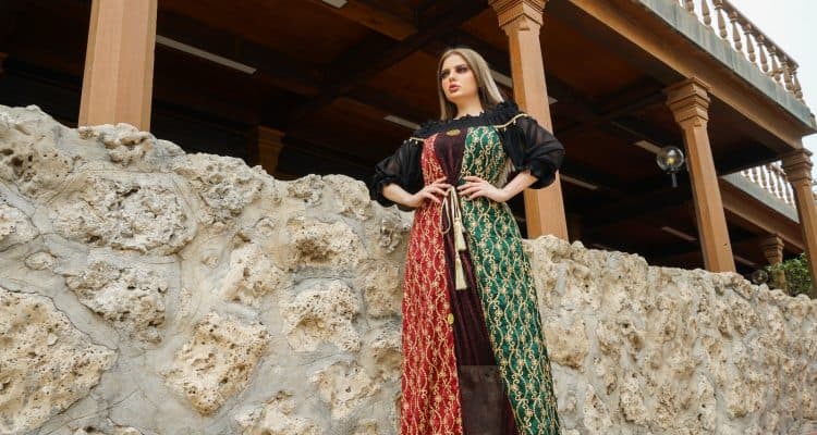أم طلال المصممة السعودية التي شاركت في أسبوع الموضة في باريس: أهتم بالتفاصيل