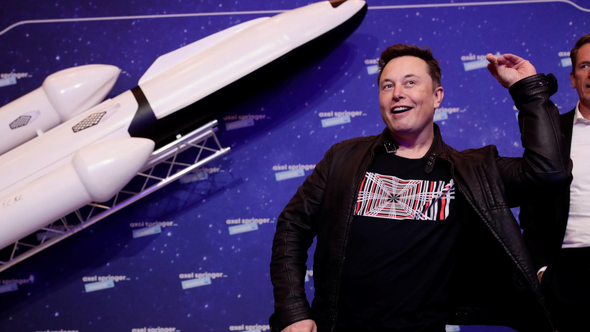 ناسا تختار spacex لمهمتها المأهولة إلى القمر