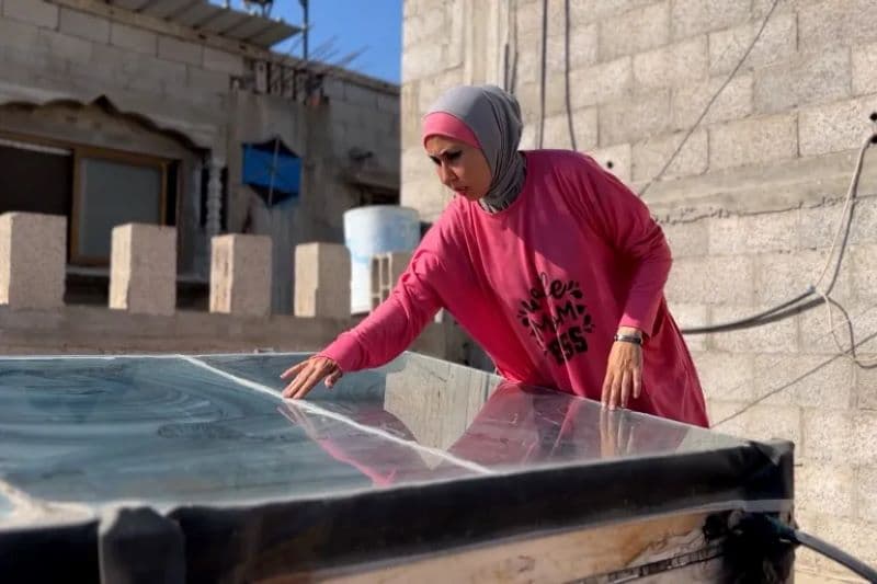 مهندسة تستخدم أدوات بسيطة لتحلية المياه في غزة
