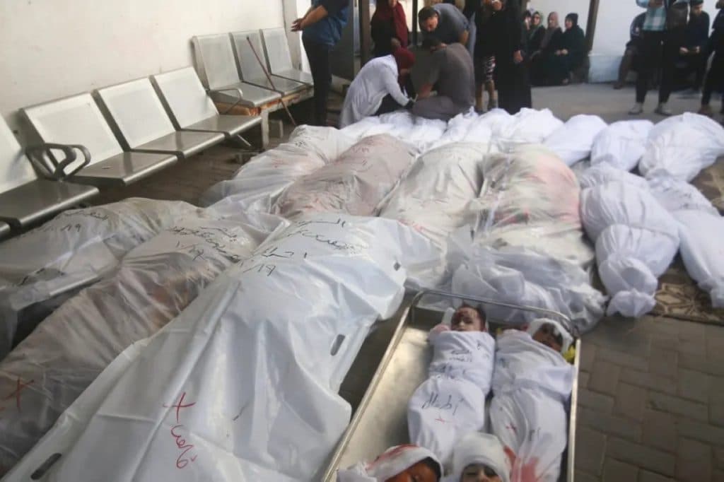سقوط 4 فلسطينيين في قصف إسرائيلي همجي لبوابة مدرسة يرفع إجمالي الشهداء لـ53.272 شهيدًا