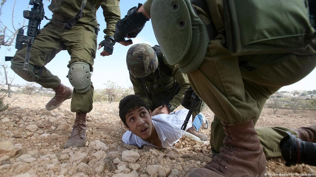 من بينهم امرأة وأسرى سابقون.. الاحتلال الإسرائيلي يعتقل 20 فلسطينيًا من الضفة الغربية