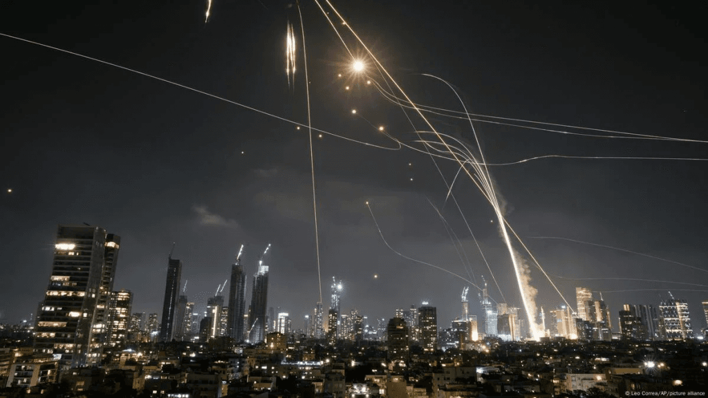 سادس أيام الحرب الإيرانية-الإسرائيلية: ضربات جوية وصاروخية متبادلة.. وأمريكا تهدد وتدعو طهران للاستسلام غير المشروط