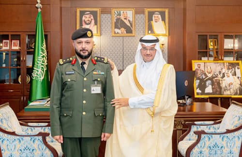 محافظ الأحساء يقلِّد مدير السجن رتبته الجديدة