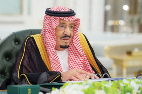 خلال رئاسته جلسة مجلس الوزراء في جدة:
الملك يقدر دور القطاعات العسكرية والأمنية وأبطالها البواسل في الدفاع عن الوطن والتصدي بكل حزم لأي اعتداء