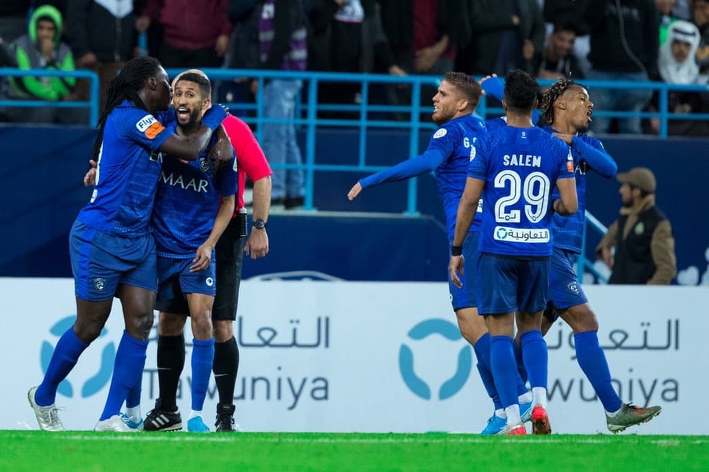 الهلال يحسم مؤجلة الأهلي بثلاثية