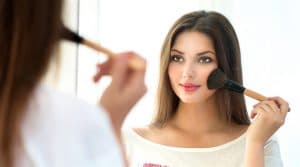 نصائح تجعل “البلاشر” أجمل على وجنتك