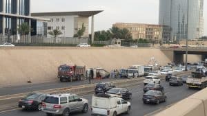 شحنة طماطم تعطل طريق الملك فهد