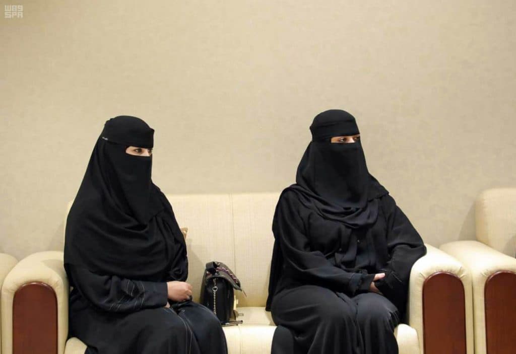 تكريم طالبتين أنقذتا مصابًا في حادث مروري