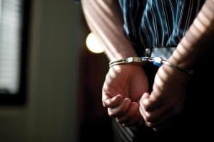 القبض على مواطن ثلاثيني تورط في اقتحام المنازل والسرقة