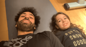 شاهد تحدي مكة محمد صلاح ووالدها في صالة رياضية