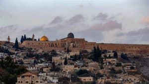 مئات المستوطنين اليهود يقتحمون المسجد الأقصى