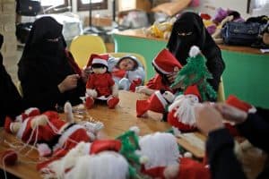منقبات يصنعن هدايا عيد الميلاد في غزة