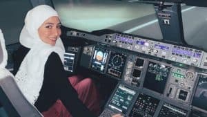 أول فتاة سورية تقود طائرة بمفردها في بريطانيا