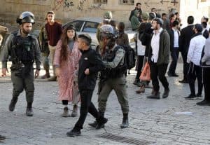جيش الاحتلال يعتقل فلسطينيًا في الخليل