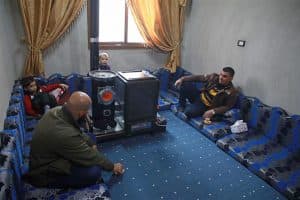 قشور الفستق وسيلة النازحين السوريين لمواجهة البرد القارس