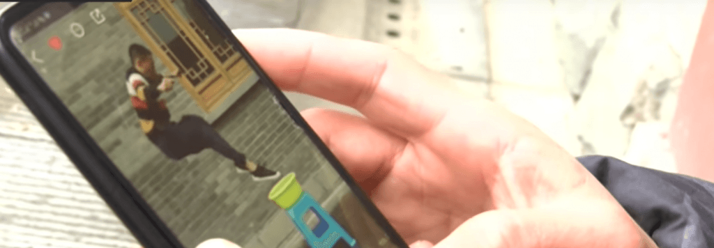 ليست خدعة.. معلم كونغ فو “يمشي” على الماء