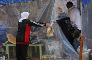 في ساحات التظاهر.. مبادرات وتضامن بين اللبنانيين في مواجهة الأعباء المعيشية