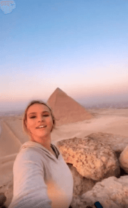 مصر ترحل عارضة الأزياء الشهيرة بـ”العارية” بعد تسلقها الأهرامات