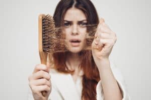 أسباب هرمونية تؤدي لتساقط الشعر.. احذريها