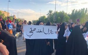 مجهولون يطعنون المتظاهرين في كربلاء
