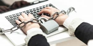 القبض على مواطنة نشرت مقطع فيديو احتوى تشهيراً وعبارات مسيئة