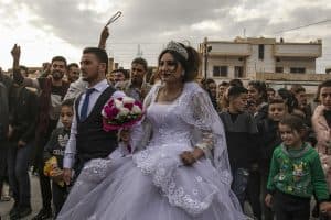 زواج تحت القصف