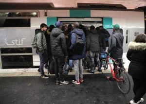فرنسا أخرى أقل حيوية تحت وطأة الإضراب