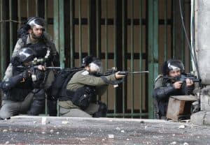 قوات الاحتلال تعتقل ستة فلسطينيين في الخليل