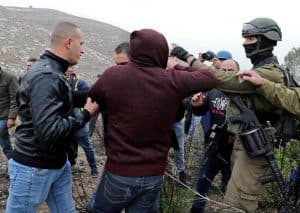 جيش الاحتلال يعتقل فلسطينيًا من قلقيلية