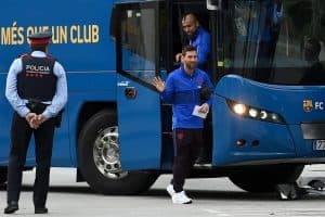 شاهد وصول حافلتي برشلونة وريال مدريد قبل مباراة الليلة