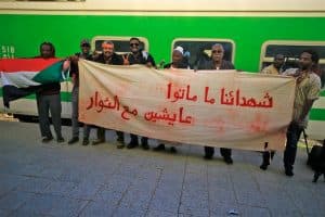 السودانيون يحتفلون بمرور عام على ثورتهم التي أطاحت بالبشير