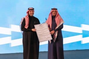  رئيس الطيران المدني يُسلم الرخصة التشغيلية لشركة “سال”