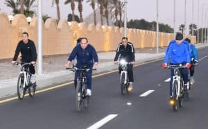 الرئيس المصري يقوم بجولة تفقدية بالدراجة بمدينة شرم الشيخ