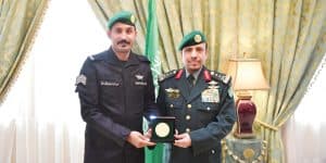 الحرس الملكي يكرم عسكريًا أنقذ 3 أفراد جرفتهم السيول