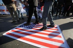 إطلاق الغاز على متظاهرين أحرقوا الأعلام الأميركية أمام سفارة واشنطن في بغداد