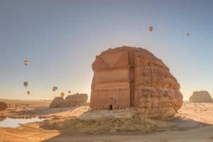 100 منطاد هوائي تزين سماء العلا في “شتاء طنطورة”