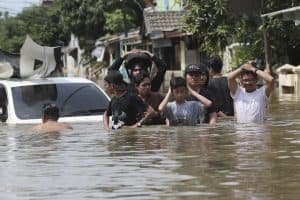 بعد وصول مياه الفيضان إلى ارتفاع 2.5 متر.. جاكرتا تغرق