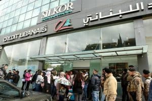 مصارف لبنان تقفل أبوابها بسبب الإشكالات مع المتظاهرين