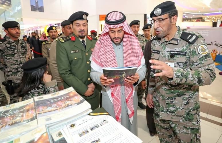 نائب أمير حائل يفتتح معرض السجون