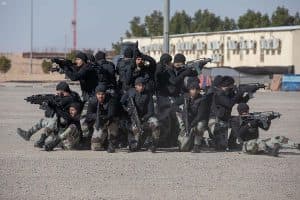 عرض لأفراد الطوارئ الخاصة أمام محافظ حفر الباطن
