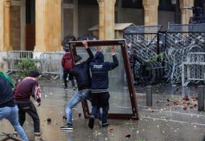 220 جريحا في مواجهات بين قوات الأمن والمتظاهرين في وسط بيروت
