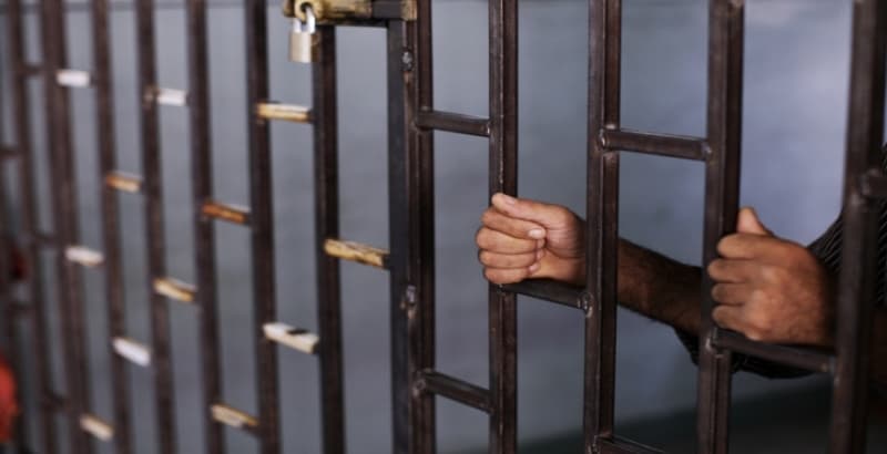 شرطة الرياض تقبض على شخصين روّجا لبيع أوراق قابلة للتزييف من فئة الدولار