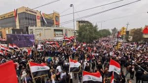 أنصار “مقتدى الصدر” يتظاهرون في بغداد ضد الوجود الأجنبي والفاسدين