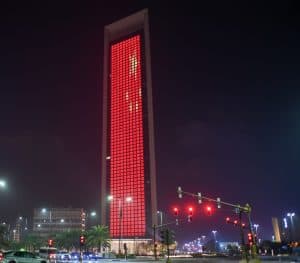 الإمارات تضيء معالمها البارزة بألوان العلم الصيني تضامنا مع بكين