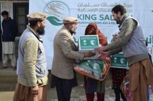 “سلمان للإغاثة” يوزع 1,000 حقيبة شتوية بإقليم بلوشستان